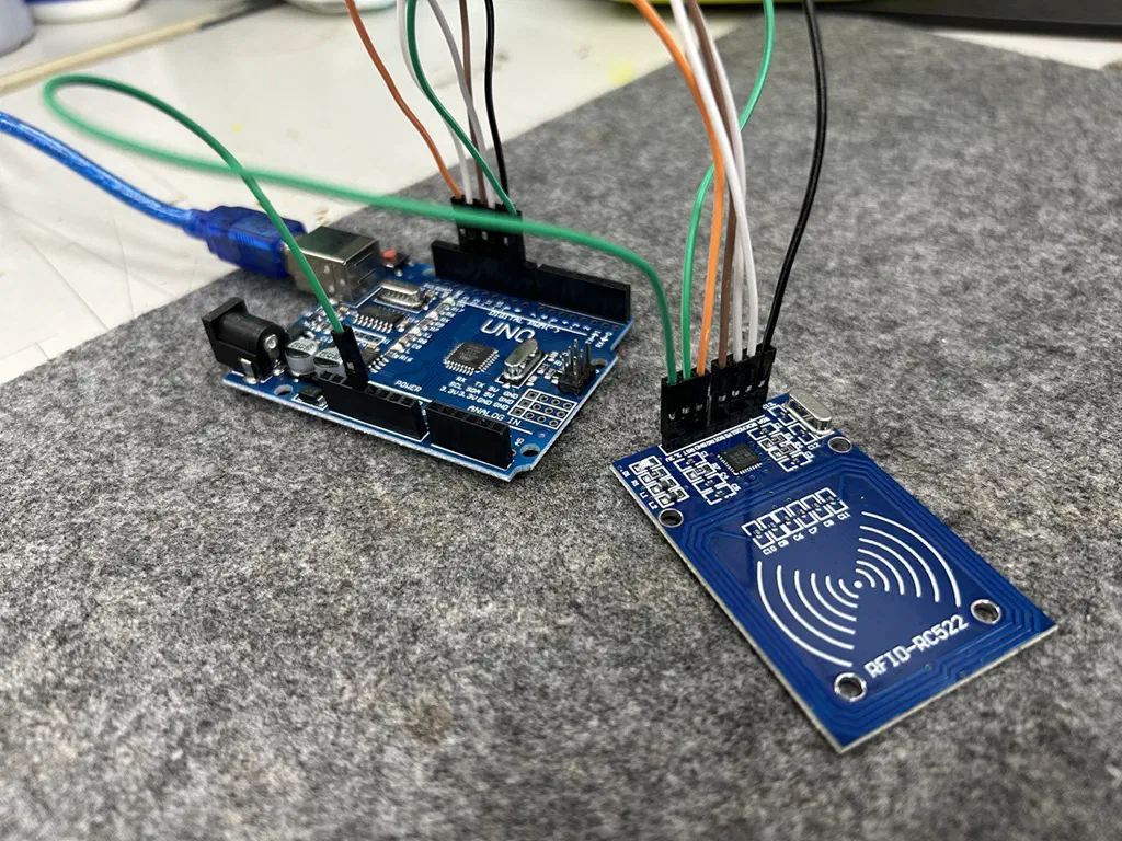 Arduino Uno 與 MFRC522 以杜邦線連接後的實際照片